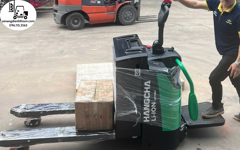Xe nâng tay điện Lithium có bệ đứng lái