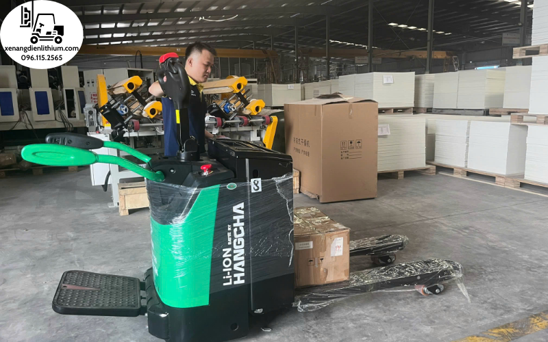 Xe nâng tay điện Lithium có bệ đứng lái