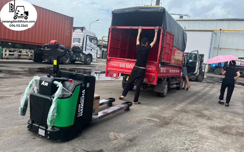Xe nâng tay điện Lithium có bệ đứng lái